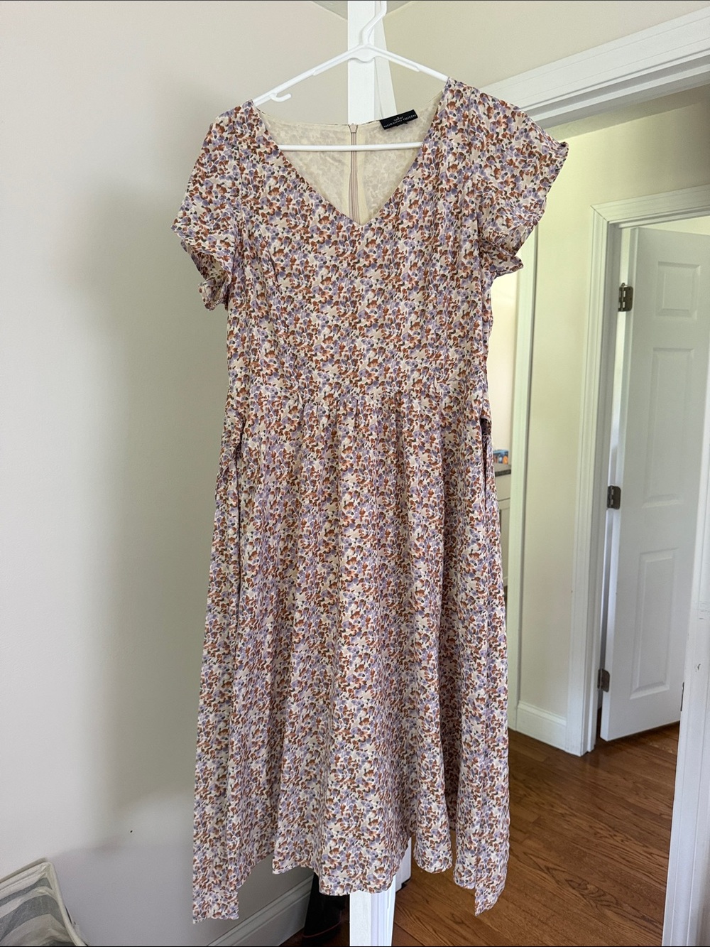 Nursing Queen BELTED NURSING MIDI WITH POCKETS - BEIGE FLORAL